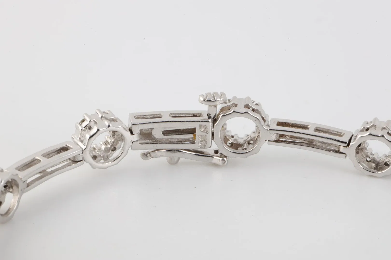 7'' 10k White Gold 0.66tcw Diamond Bracelet (10.00g.)